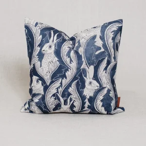"HARES IN HIDING" LINNE BLÅ Kuddfodral - 50x50